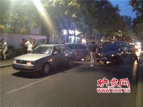 郑州文化宫路一 无人驾驶 轿车突然 倒车 致3车连撞 