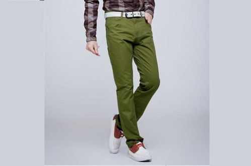 男的军绿色裤子配什么颜色的衣服好看 