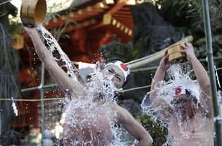 日本民众半裸冰水浴 