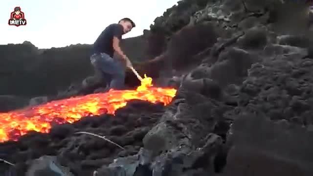 作死的最高境界,男子火山边玩岩浆,看得我目瞪口呆 