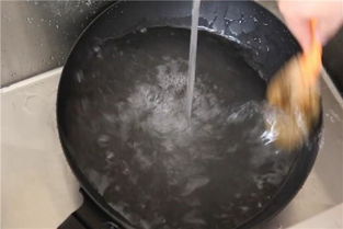 如何巧妙去除铁锅上的铁锈味道 