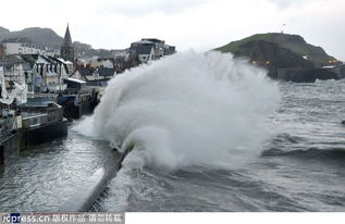 强风暴袭击英国 冲天巨浪直扑沿海民楼