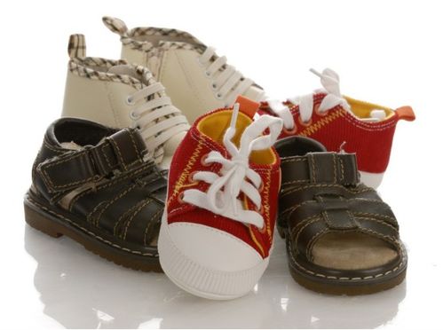 宝宝穿新鞋就哭,宝爸从中鞋子抠出一物 让我教你正确挑选鞋子
