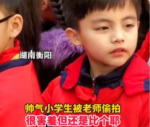 高颜值小学生走红,校服也难掩其帅气形象,有的人天生就是主角