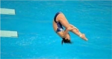 女运动员跳水后,为何得第一时间冲澡 原因你能想到吗
