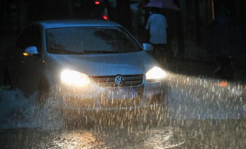 雨天跑高速如何才能确保行车安全 跟车问题一定要注意