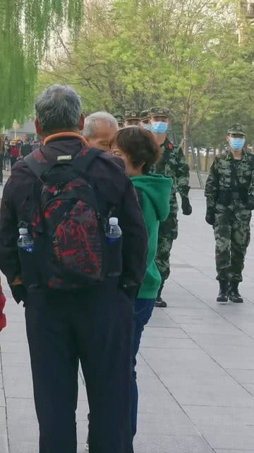 妈妈来到北京看到当兵的儿子 
