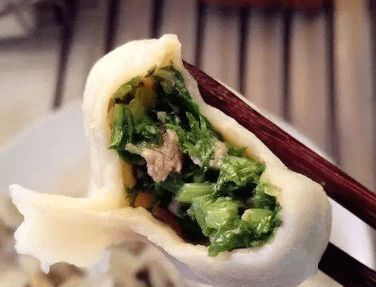 梦见拿韭菜准备包饺子(梦见韭菜包饺子是什么预兆)