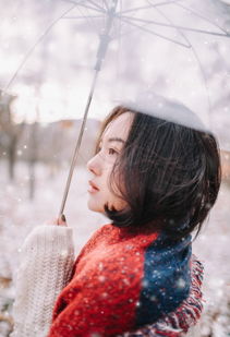 大雪纷飞下漫步的短发少女高冷纯净