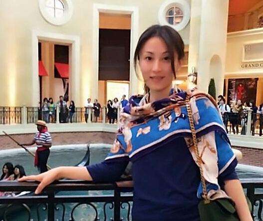 杨子前妻陶虹罕见现身,年纪大点但气质端庄,黄圣依远远赶不上 