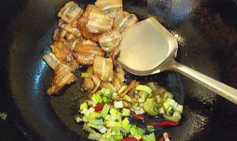大白菜炒五花肉的做法，白菜炒肉的做法