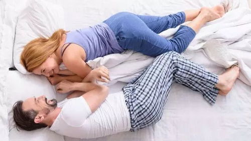 夫妻间最常见的 睡姿 ,第一种看似恩爱实则不好,第三种才健康