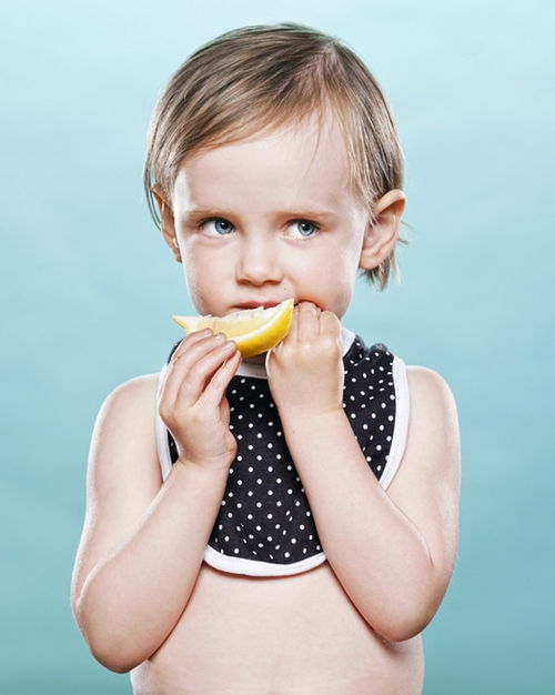 趣味摄影 儿童与柠檬的第一次亲密接触 
