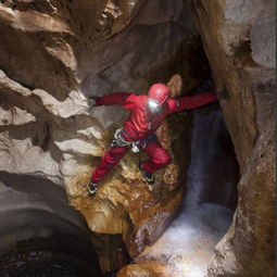 探秘巨型地下洞穴网 洞室充斥乳白色石笋 