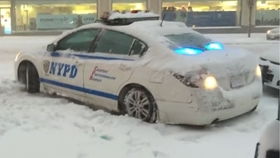 NYPD纽约市警察局警车和纽约Lenox Hill救护车在车流中紧急出警
