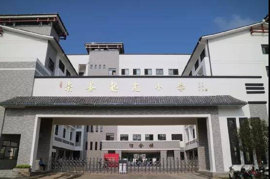 励志国际学校属哪个集团;莆田砺志学校学费一年多少？