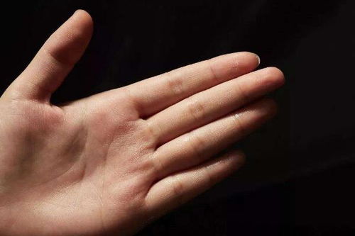 手指有几个螺纹,暗示女性中年的福气,女人手型能表示福气也能表示祸事