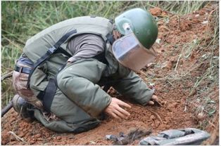 意外踩到地雷时,脚不动就没事 别再被电影骗了