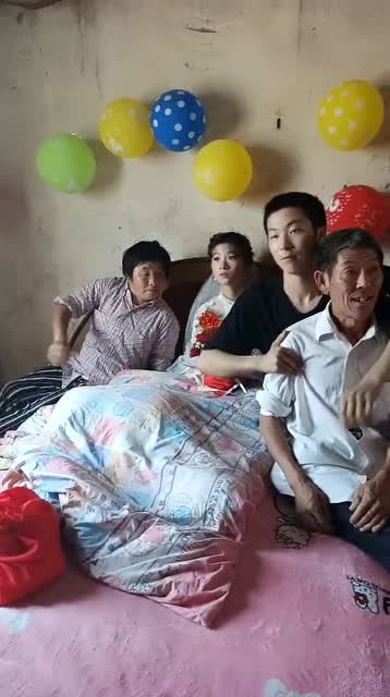 新娘不在乎新郎的家境,就算穷还是嫁给了他,这就是真爱吧 