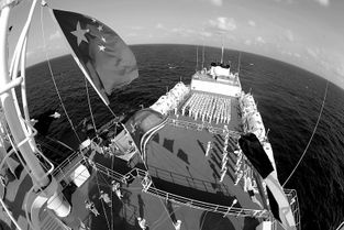 中国海军和平方舟医院船举行昇旗仪式庆祝祖国66岁华诞 