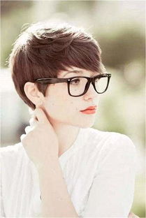 戴眼镜女生怎样梳发型好看 ,15款发型中无刘海最实用 