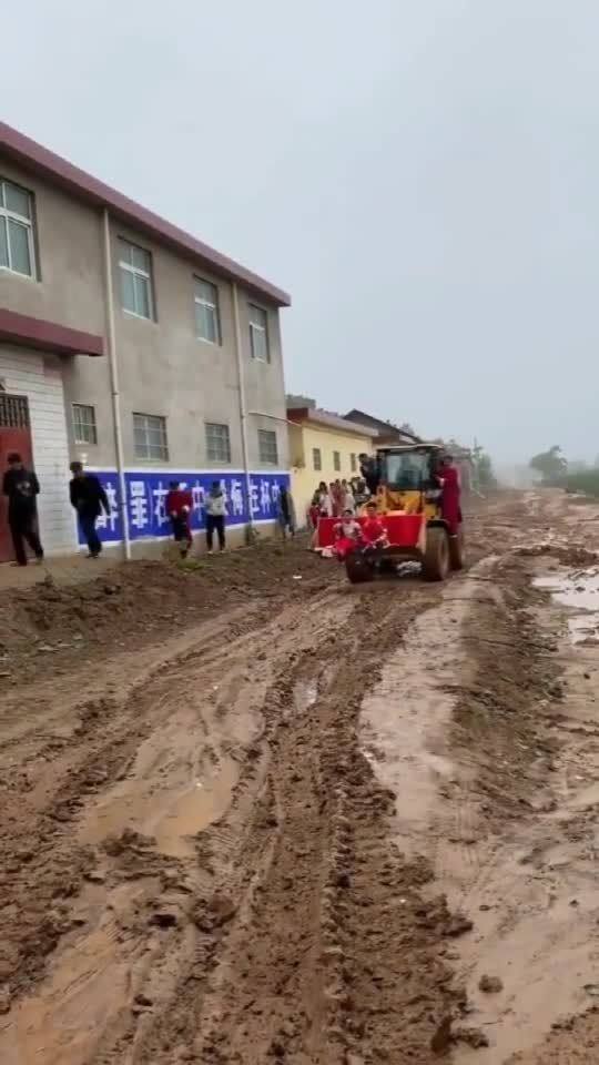 结婚的日子竟然下雨,但是什么困难也不能阻挡爱情,祝你们幸福 