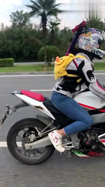 美女骑摩托车很拉风 嗨起来 