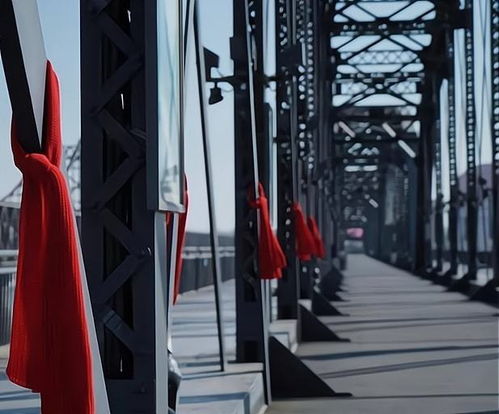 丹东断桥被系上了红围巾,市民此举有何深意