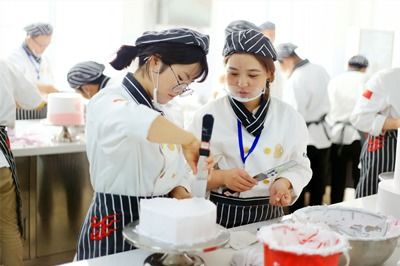 女生初中毕业不读书了，学西点怎么样(初中女生学西点好吗)