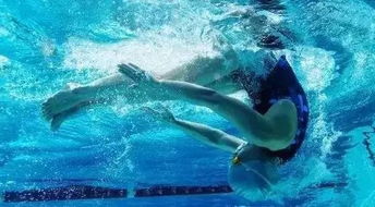 游泳敬礼特效怎么弄好看，游泳转身敬礼的姿势(游泳礼仪图片)