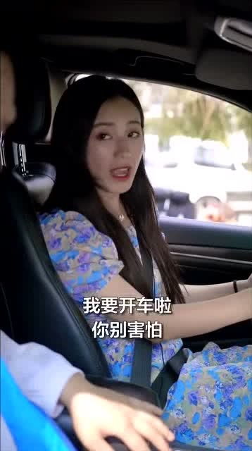 大哥你还是太天真了,坐新手女司机的车不一定谁送谁上路呢 