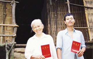 广西古老村落藏山歌奇缘 夫妻45岁之差演绎传奇 