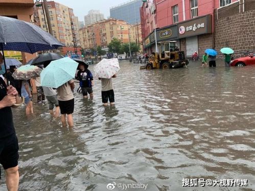 青岛一辆出租车被暴雨冲进河里普集路积水淹到大腿,有人干脆背上游泳圈出门