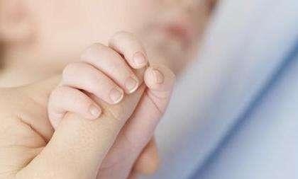 握拳宝宝，为什么宝宝喜欢握拳这是意味着大脑有问题吗