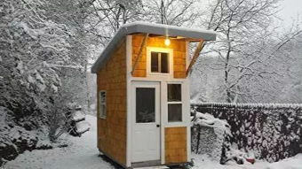 13岁的他花了1500美元在自家后院建造了个房子,小是小了点,却是他的梦想之家... 