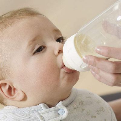 宝宝多大戒奶瓶 怎么帮宝宝戒奶瓶