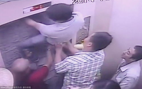 深圳 11人被困电梯内 监控录像实拍众人砸墙挖洞自救 
