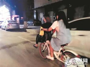 辣眼睛 两对年轻男女 共骑 共享单车 花式秀恩爱