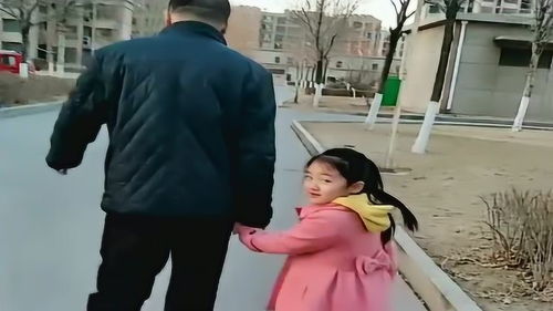 爸爸带着女儿散步,女儿却嘲笑爸爸走八字步,可把妈妈乐坏了 