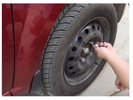 小轿车拆轮胎螺丝什么时针方向是松 