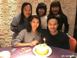 袁咏仪生日与众友人庆祝 张智霖陪伴左右甜蜜搂肩 