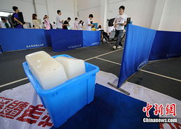 南京高校用冰块为新生降温 