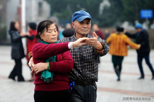 56岁男人哭诉 退休妻子跳交谊舞一年,不曾想毁了两个家庭的幸福