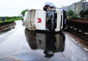 大快人心,两夫妻杭州自驾游,高速上被货车撞,倒赔25万