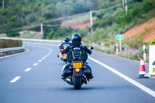 摩托车上高速需要什么条件,按照规定，摩托车是否可以上高速？有哪些明确的依据？