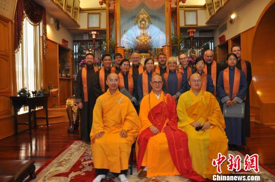 13名美国人获得美国佛教传教师资格