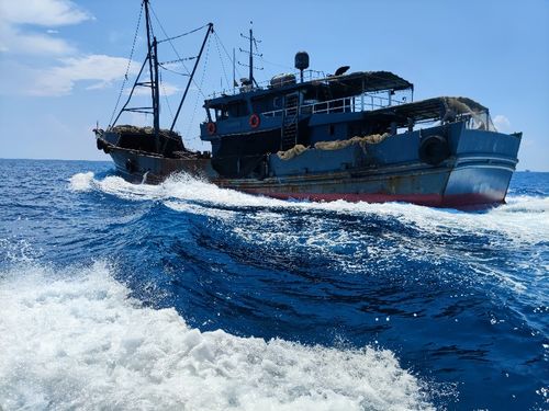 阳江市海洋综合执法支队一举查扣9艘涉嫌非法捕捞拖螺船