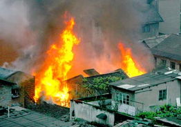 重庆民房起火浓烟笼罩着渝中半岛 