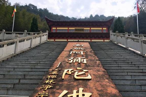 石门只剩半边,但金栗禅寺仍在那里