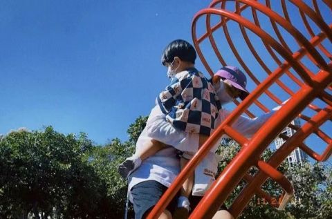 林宥嘉一家四口公园玩耍 单手抱3岁儿子爬梯子 奶爸力 十足